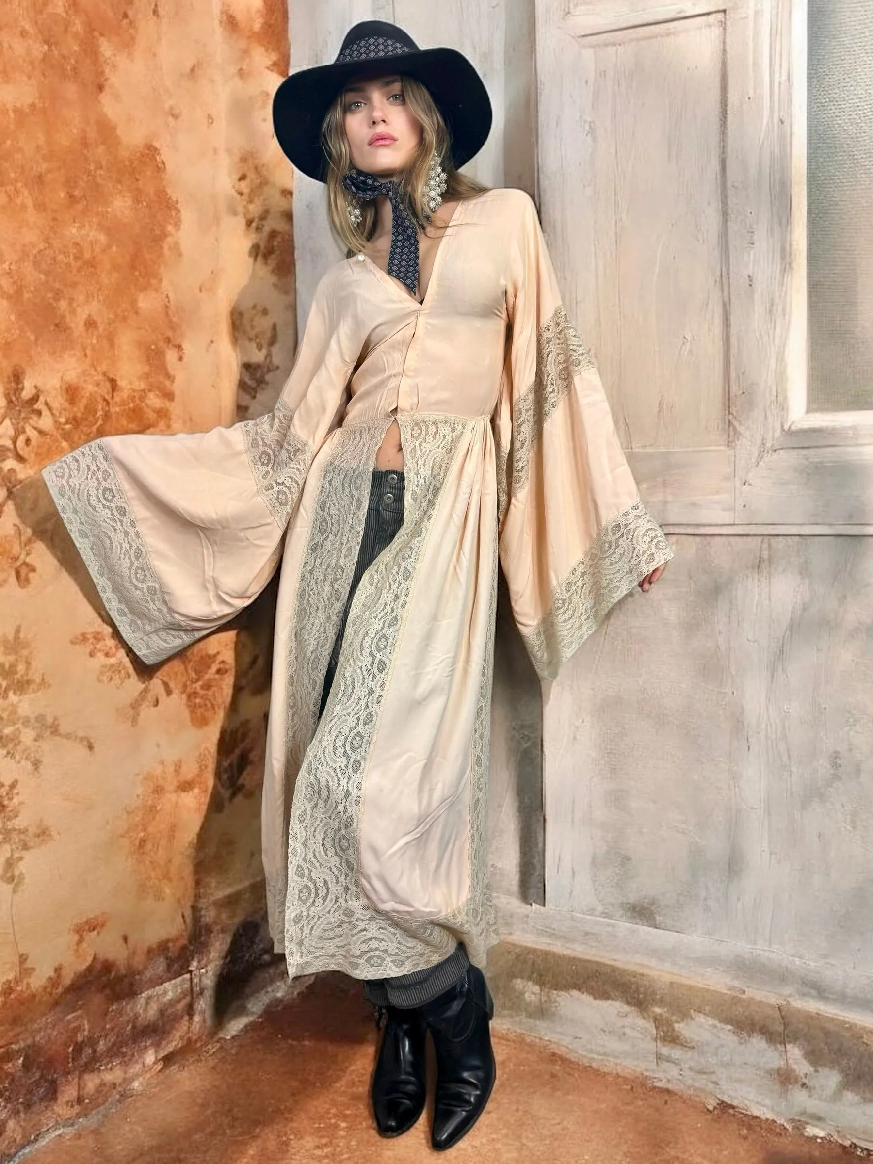 Astuce, 40s silk and lace angel sleeve robe